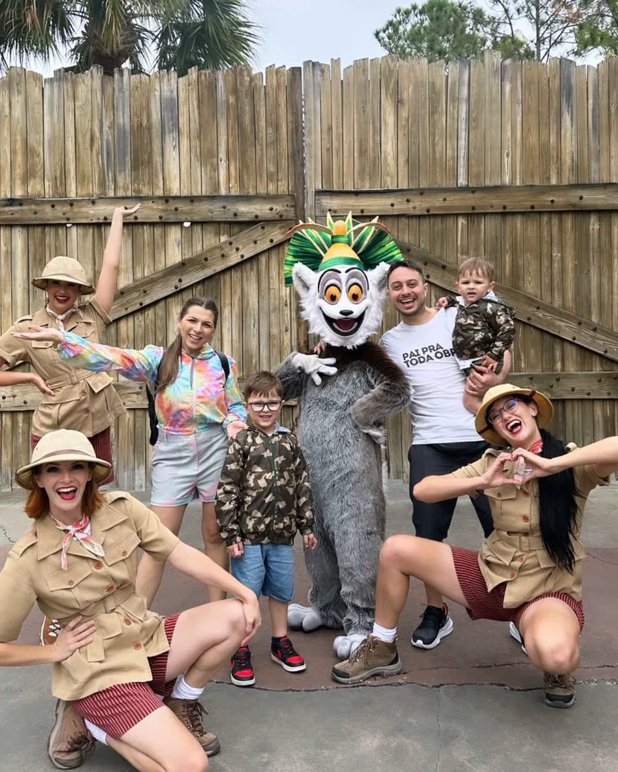 Isaac Paes e a família com personagens de um parque temático