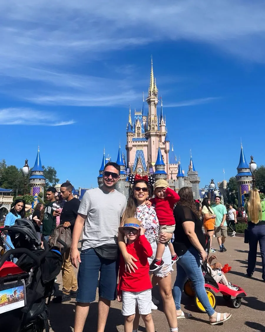 Isaac Paes e a família em frente ao castelo da Disney
